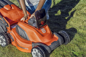 verificação da bateria de um corta-relvas Husqvarna