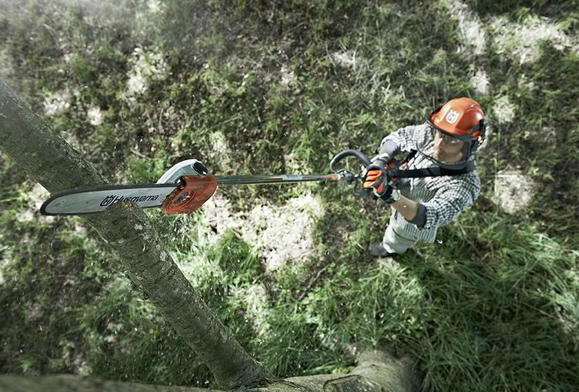 podadora de vara Husqvarna em ação