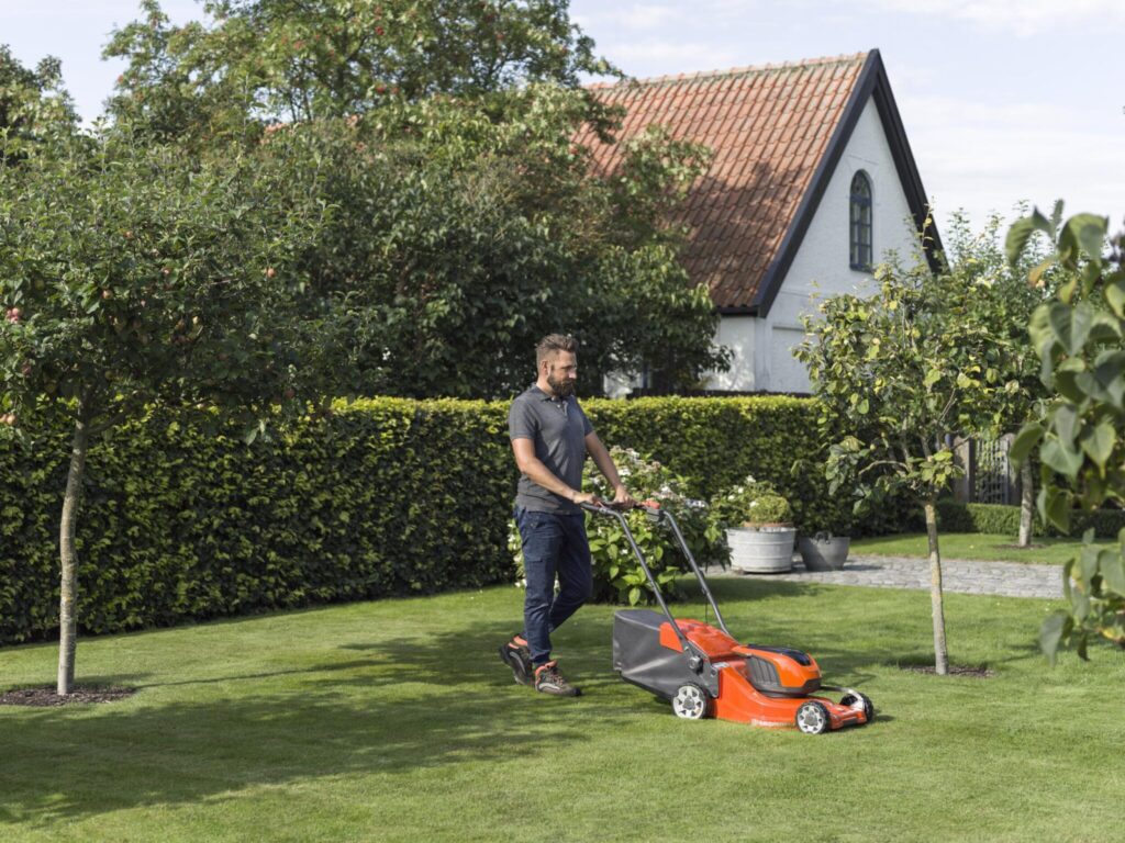 Corta-relva a bateria da Husqvarna em ação